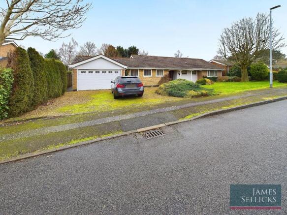 4 bed property, in Sycamore Close, £695,000