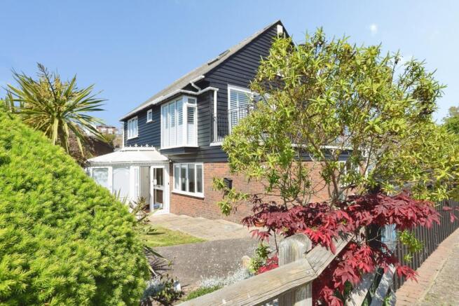 5 bed property, in Rock Channel, £695,000