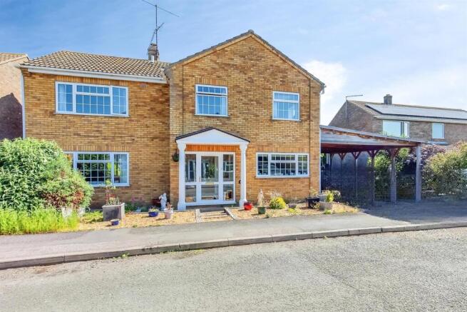 4 bed property, in Mere Close, £375,000