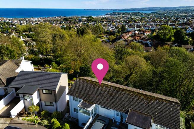 4 bed property, in Dolphin Crescent, £425,000