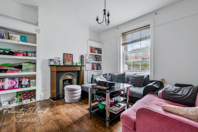 4 bed property, in Woodhill, £700,000