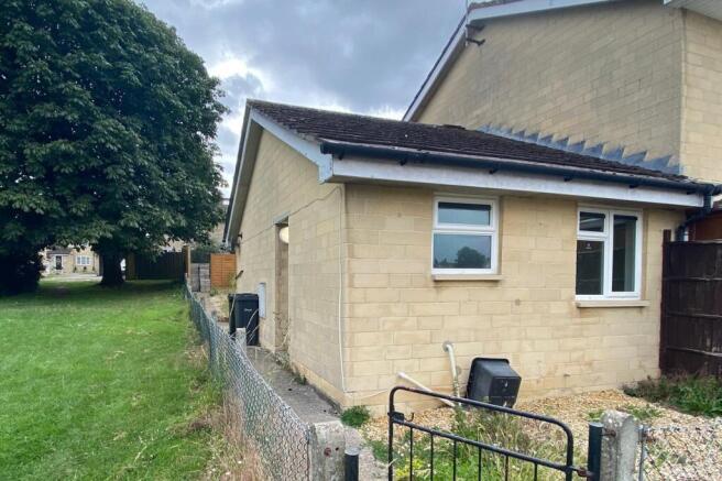 1 bed property, in Poynder Road, £100,000