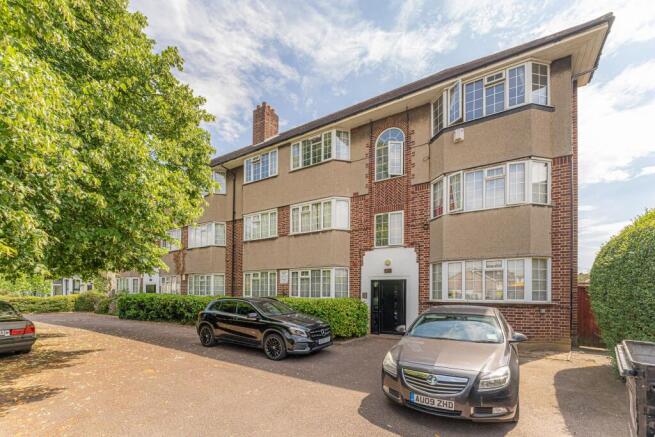 2 bed property, in e Hertford Road, £260,000