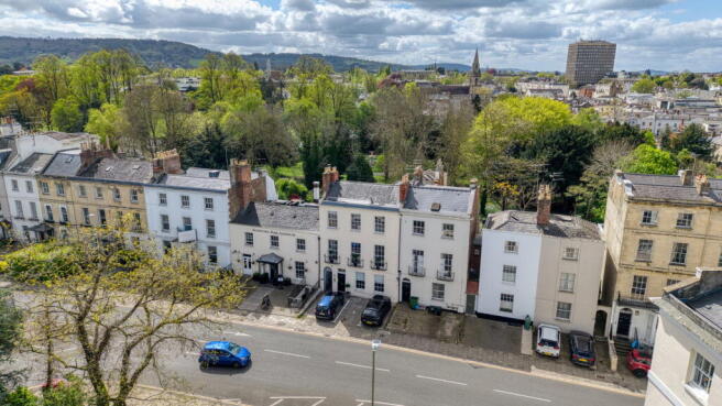 6 bed property, in High Street, £1,000,000