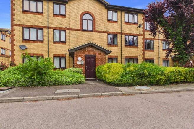1 bed property, in Churchill Close, £130,000