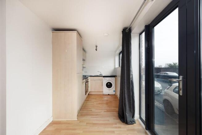 1 bed property, in Waterloo Road, £170,000