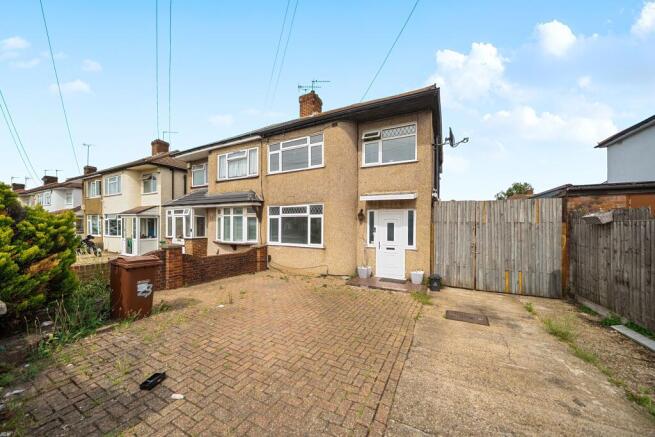 3 bed property, in Holyrood Avenue, £575,000