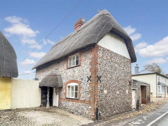 3 bed property, in Main Road, £350,000