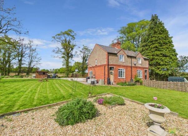 3 bed property, in 2 Abbey Cottages, £250,000