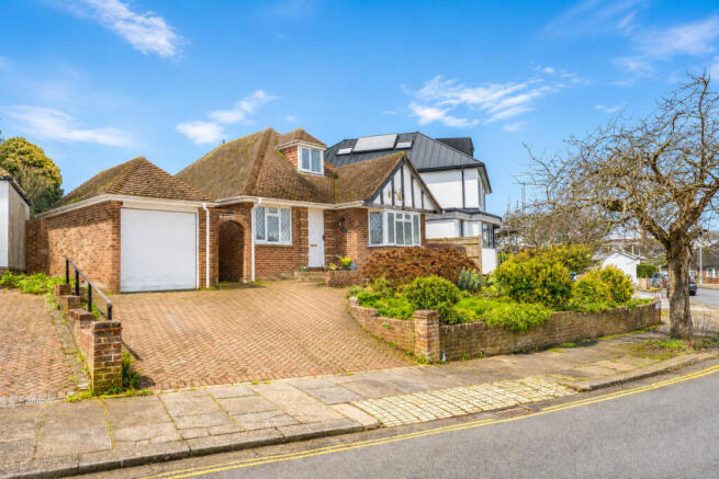 3 bed property, in Benett Drive, £800,000