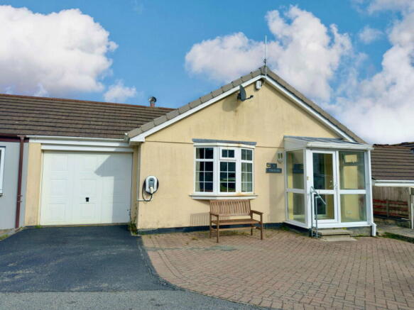 2 bed property, in Westcott, £250,000