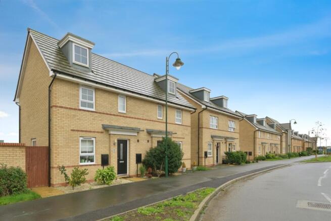 2 bed property, in Aqua Drive, £200,000