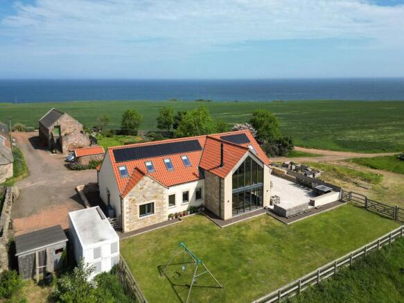 5 bed property, in Cove Farm, £735,000
