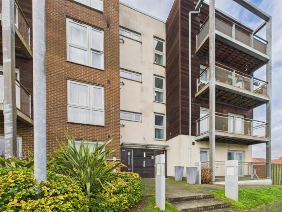 2 bed property, in Birdwood Avenue, £200,000