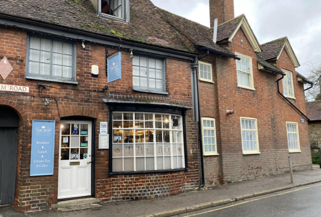 3 bed property, in INVESTMENT OPPORTUNITY - Commercial Shop with 3 bedroom flat, £525,000