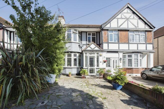 3 bed property, in Fullwell Avenue, £530,000