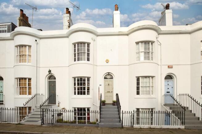 3 bed property, in Guildford Lawn, £475,000