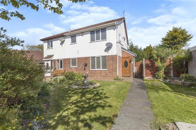 1 bed property, in Longbrook Avenue, £120,000