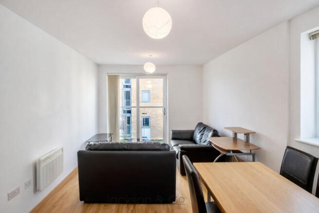 2 bed property, in Hawkins Road, £165,000
