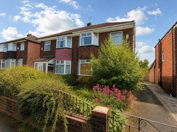 3 bed property, in Ashbrook Avenue, £170,000