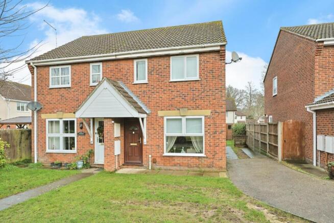3 bed property, in Buckthorn Close, £235,000