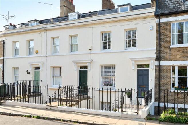 4 bed property, in Maidenstone Hill, £1,800,000