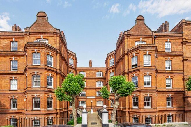 3 bed property, in Queen's Club Gardens, £725,000