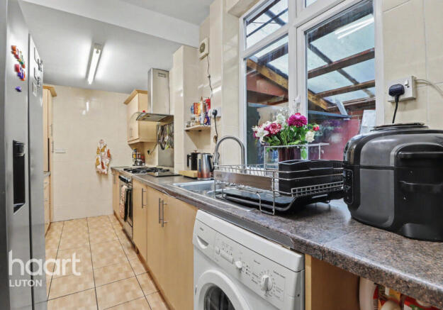 5 bed property, in Grantham Road, £450,000