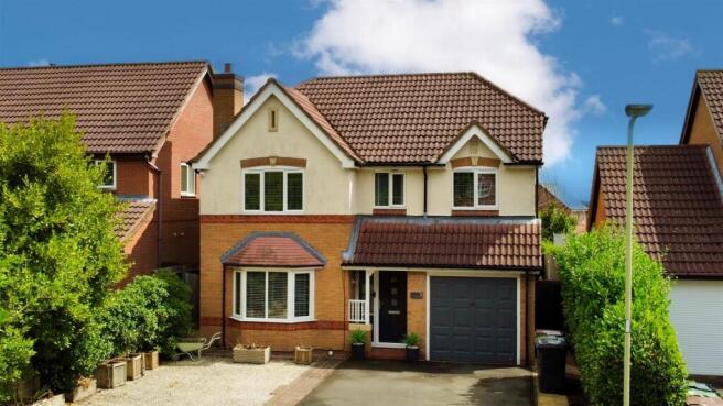 4 bed property, in Oak Close, £450,000