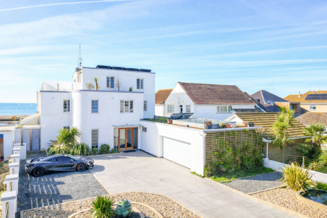 5 bed property, in Old Fort Road, £2,500,000