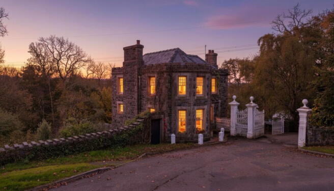 3 bed property, in Ffordd Caergybi, £475,000