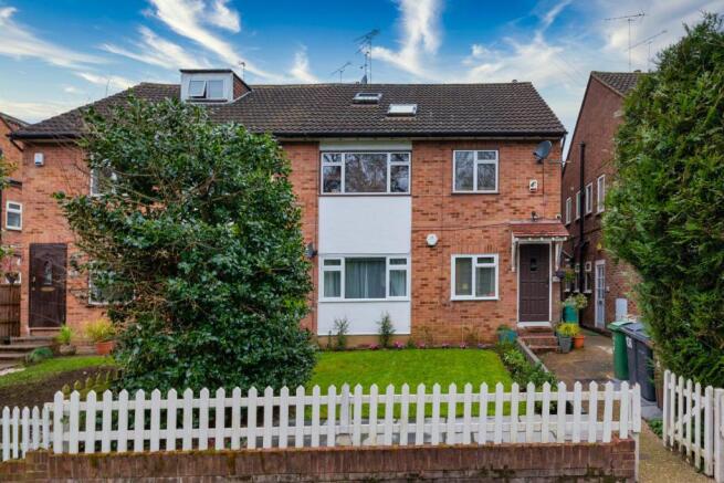 2 bed property, in Forest Glade, £450,000