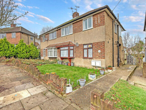 2 bed property, in Brunswick Gardens, £260,000