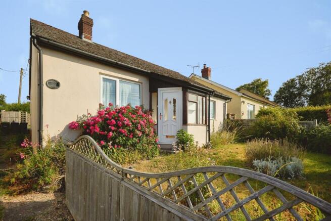 2 bed property, in East Farm Bungalows, £290,000