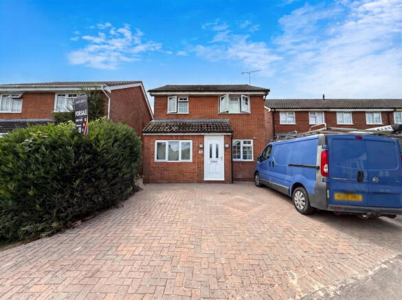 3 bed property, in Woodman Mead, £295,000