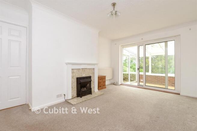 2 bed property, in Claygate Road, £375,000