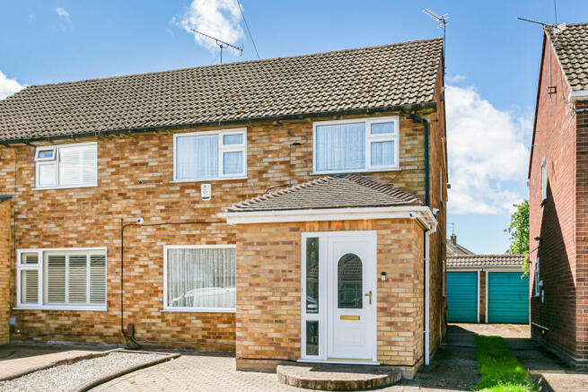 3 bed property, in Wavendene Avenue, £570,000
