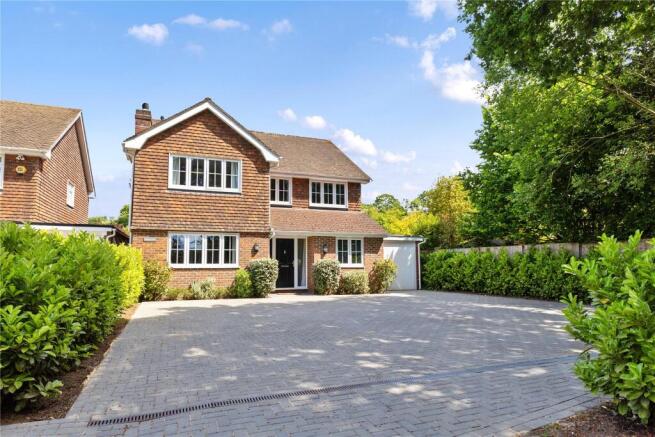 4 bed property, in Grayshott, £1,000,000