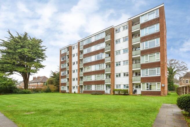 2 bed property, in Princess Road, £200,000