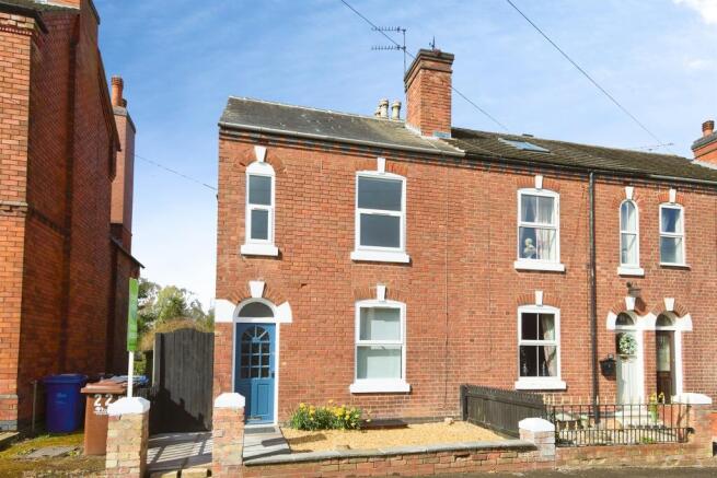3 bed property, in Mount Street, £220,000