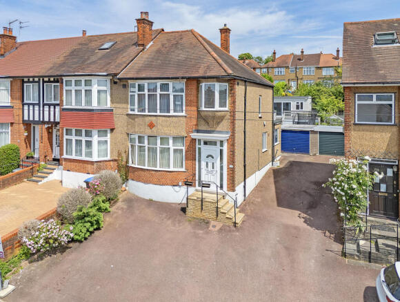 3 bed property, in Windmill Gardens, £690,000
