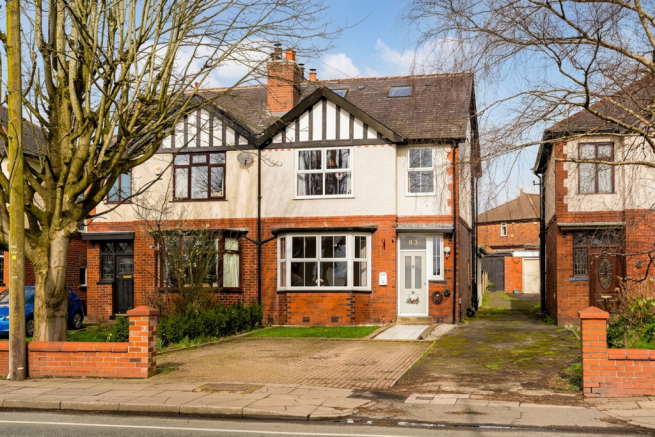 4 bed property, in Bury & Bolton Road, £450,000