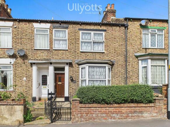 4 bed property, in New Road, £195,000