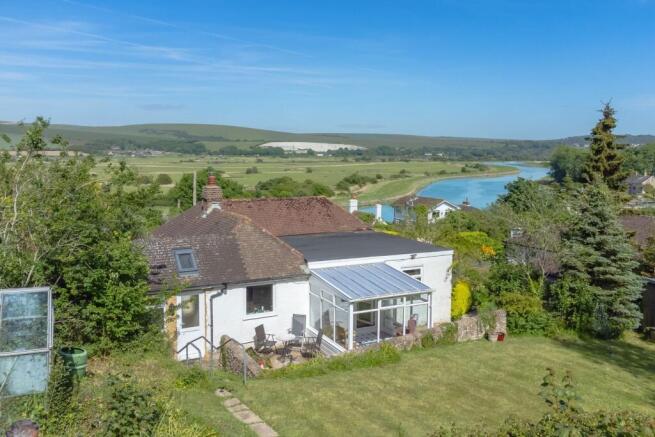 2 bed property, in Harping Hill, £495,000