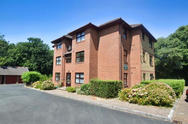 2 bed property, in EAST RYDE, £150,000