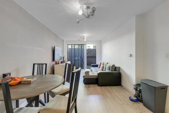 1 bed property, in Brook Court, £200,000