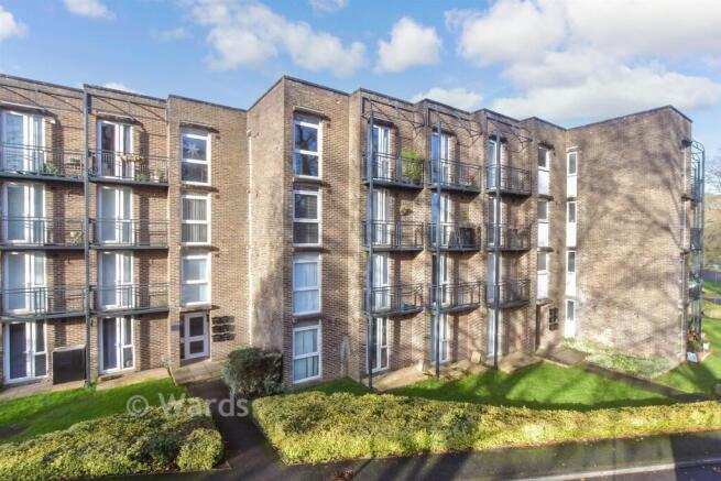 2 bed property, in Sandwich Road, £150,000