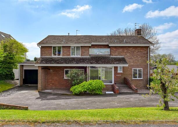 4 bed property, in Coppins, £650,000