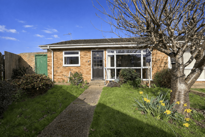 2 bed property, in Carol Close, £275,000