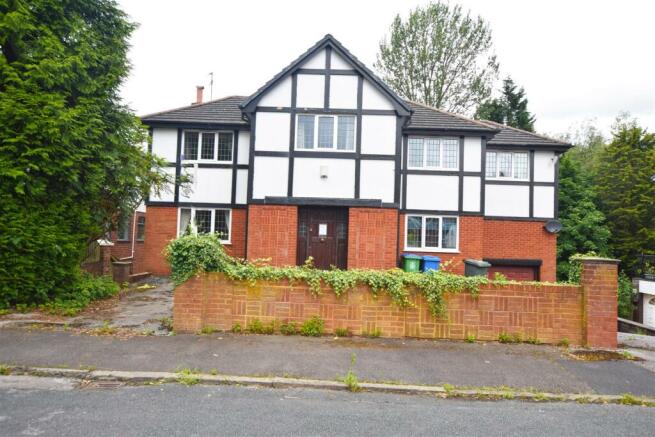 5 bed property, in Meadow Road, £600,000